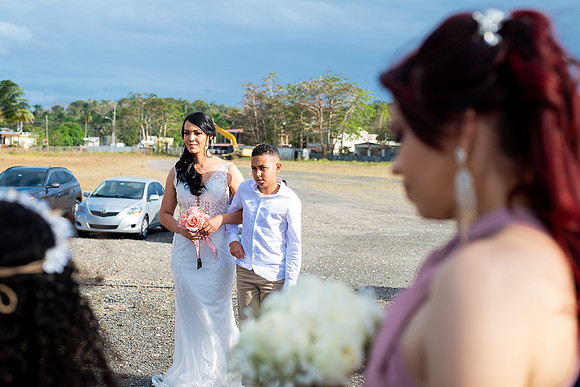 "Pareja intercambiando votos en una boda al aire libre en Aguada, Puerto Rico."