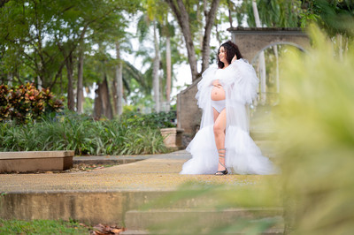 Fotografía de maternidad al aire libre en jardín Colegio Mayagüez Puerto Rico