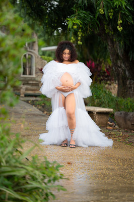 Fotografía de maternidad al aire libre en jardín Colegio Mayagüez Puerto Rico