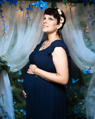 Foto de maternidad en estudio con fondo de bosque en Puerto Rico