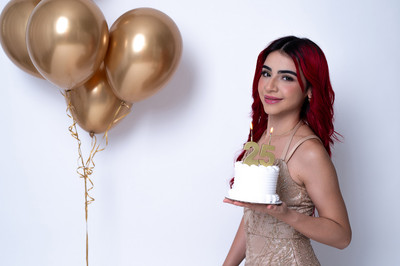 Sesión de cumpleaños en Puerto Rico con vestido dorado elegante.