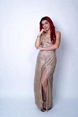 Sesión de cumpleaños en Puerto Rico con vestido dorado elegante.