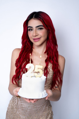 Sesión de cumpleaños en Puerto Rico con vestido dorado elegante.