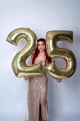 Sesión de cumpleaños en Puerto Rico con vestido dorado elegante.
