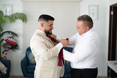 Novio arreglándose junto a su padre antes de la boda en Aguada, Puerto Rico.