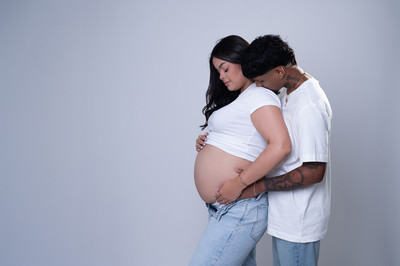 Foto de maternidad mostrando barriga con flores en sesión en estudio en Aguadilla, Puerto Rico