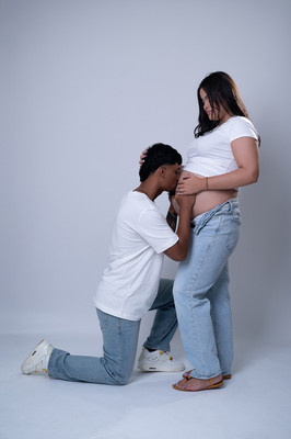 Imagen artística de embarazo con flores en estudio de fotografía de maternidad en Aguadilla PR
