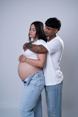 Foto de maternidad mostrando barriga con flores en sesión en estudio en Aguadilla, Puerto Rico