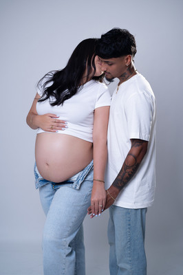 Foto de maternidad mostrando barriga con flores en sesión en estudio en Aguadilla, Puerto Rico