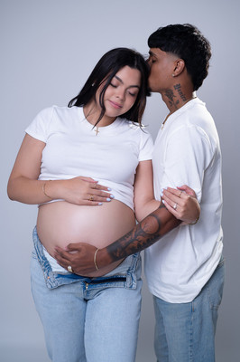 Foto de maternidad mostrando barriga con flores en sesión en estudio en Aguadilla, Puerto Rico