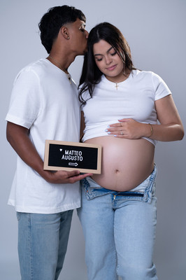 Imagen artística de embarazo con flores en estudio de fotografía de maternidad en Aguadilla PR