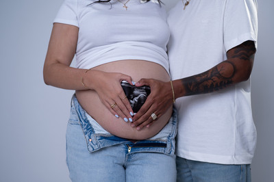 Imagen artística de embarazo con flores en estudio de fotografía de maternidad en Aguadilla PR