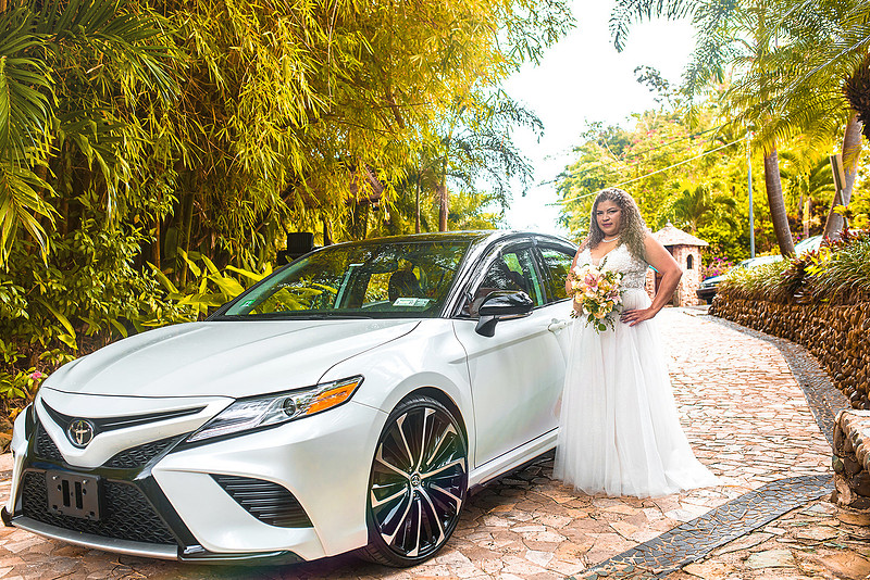 "Novios Elizabeth y Edgard en su boda en Bungalow Aguada, Puerto Rico"