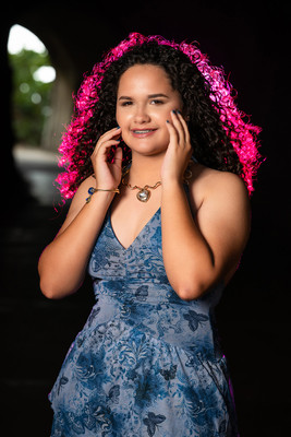 quinceañera en sesión de pre quince en el túnel de guajataca puerto rico con iluminación fucsia
