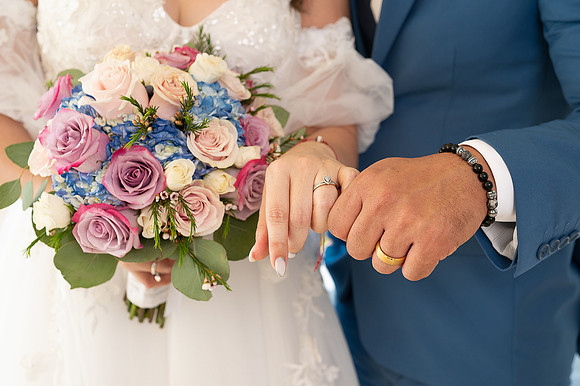  Salón de bodas en Hotel Guajataca decorado con tonos azules y violetas.