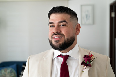 Novio arreglándose junto a su padre antes de la boda en Aguada, Puerto Rico.