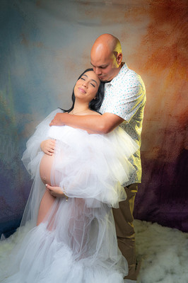 Fotografía de maternidad en Puerto Rico con temática de bebé arcoíris
