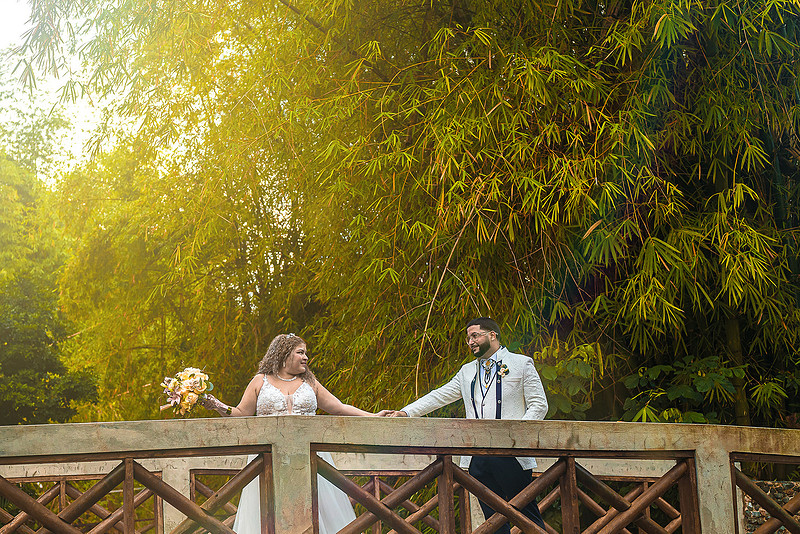 "Novios posando en el puente sobre el río en Bungalow Aguada"
