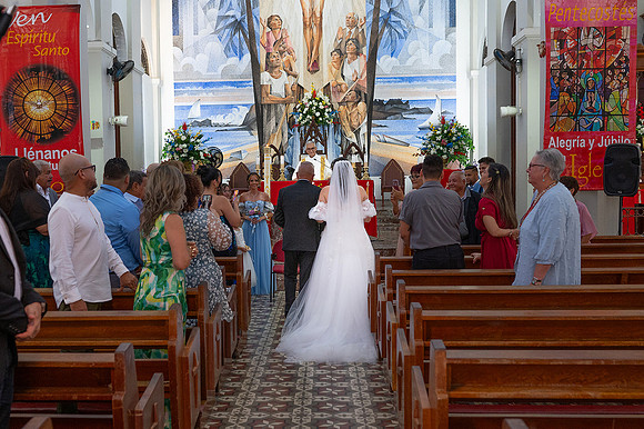 Novia caminando al altar con su padre en la iglesia San Antonio de Padua, Isabela PR.