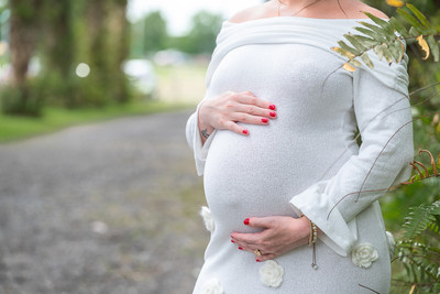 Fotografía de maternidad de pareja en Hacienda Igualdad