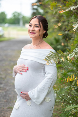Fotografía de maternidad de pareja en Hacienda Igualdad