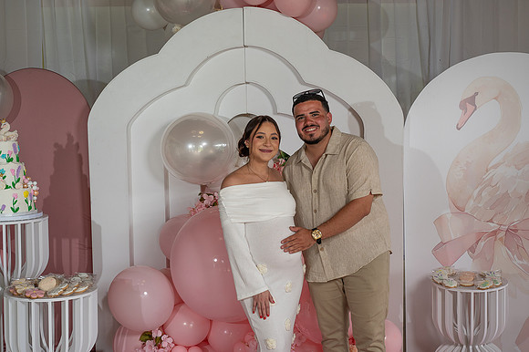 Futuros padres durante su baby shower en Añasco Puerto Rico