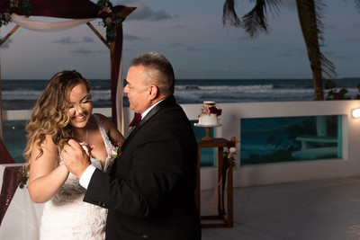 Pareja bailando su primer baile en una boda de destino en Aguada, PR.
