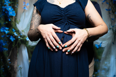 Sesión de maternidad en Puerto Rico con pareja abrazando el vientre