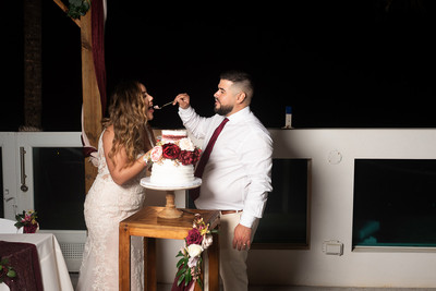Pareja bailando su primer baile en una boda de destino en Aguada, PR.
