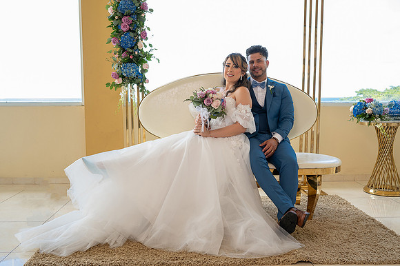  Salón de bodas en Hotel Guajataca decorado con tonos azules y violetas.