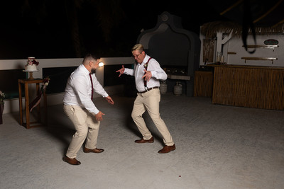 Pareja bailando su primer baile en una boda de destino en Aguada, PR.
