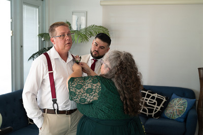 Novio arreglándose junto a su padre antes de la boda en Aguada, Puerto Rico.