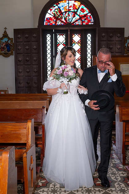 Novia caminando al altar con su padre en la iglesia San Antonio de Padua, Isabela PR.