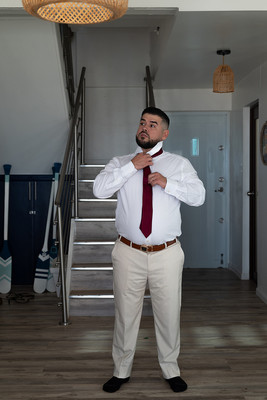 Novio arreglándose junto a su padre antes de la boda en Aguada, Puerto Rico.
