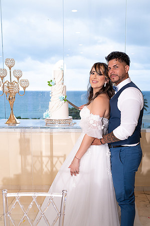  Salón de bodas en Hotel Guajataca decorado con tonos azules y violetas.