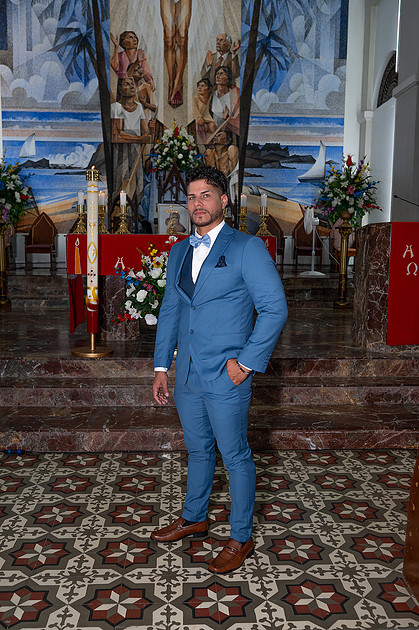 Novia caminando al altar con su padre en la iglesia San Antonio de Padua, Isabela PR.