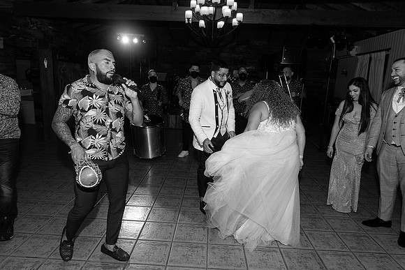 "Novios y familiares bailando al ritmo de la batucada en su boda en Puerto Rico"