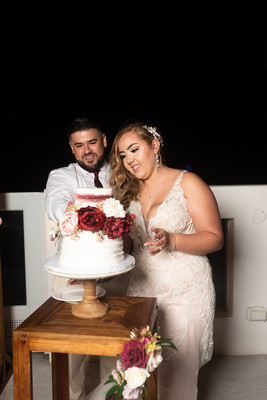 Pareja bailando su primer baile en una boda de destino en Aguada, PR.
