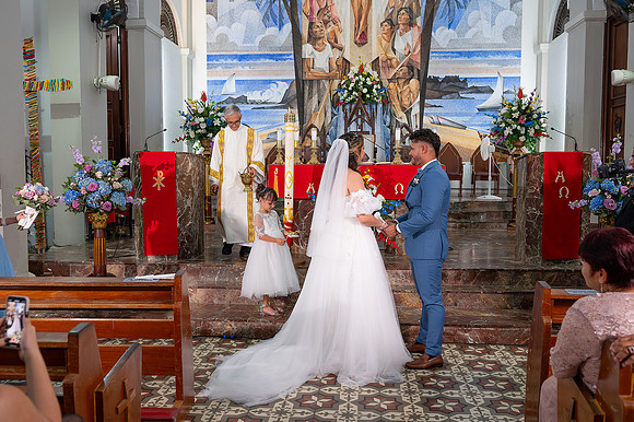 Novia caminando al altar con su padre en la iglesia San Antonio de Padua, Isabela PR.