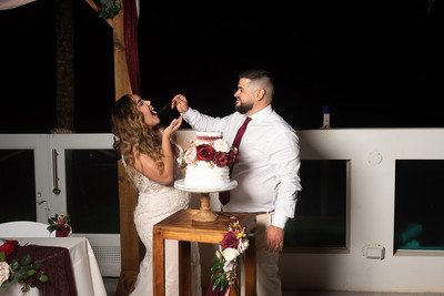 Pareja bailando su primer baile en una boda de destino en Aguada, PR.
