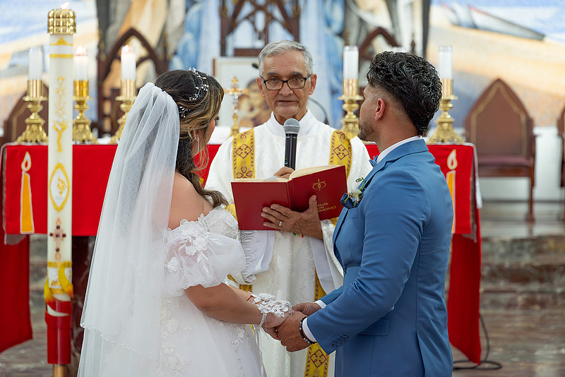 Novia caminando al altar con su padre en la iglesia San Antonio de Padua, Isabela PR.