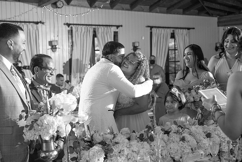  "Novios intercambiando anillos durante su ceremonia de boda en Puerto Rico"