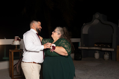 Pareja bailando su primer baile en una boda de destino en Aguada, PR.
