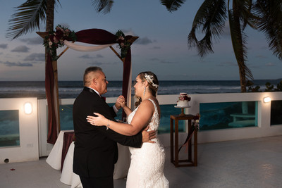 Pareja bailando su primer baile en una boda de destino en Aguada, PR.
