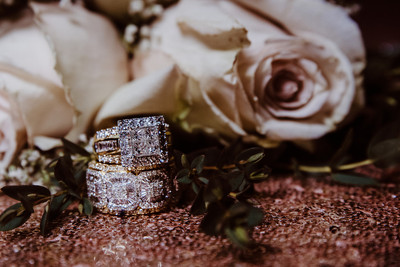  "Novios intercambiando anillos durante su ceremonia de boda en Puerto Rico"