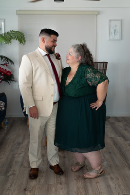 Novio arreglándose junto a su padre antes de la boda en Aguada, Puerto Rico.