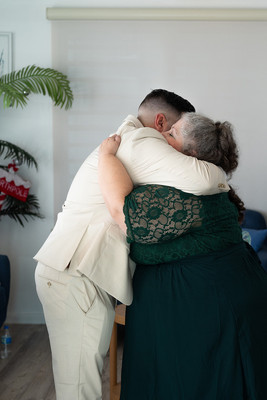 Novio arreglándose junto a su padre antes de la boda en Aguada, Puerto Rico.