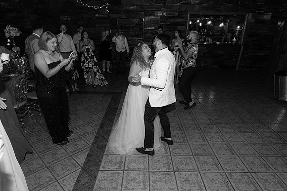"Novios y familiares bailando al ritmo de la batucada en su boda en Puerto Rico"