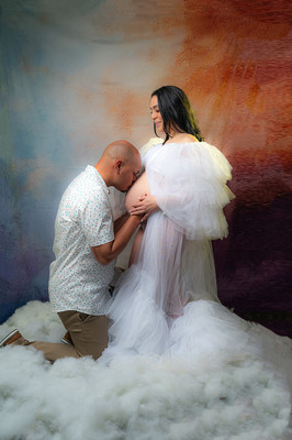 Fondo de estudio con arcoíris y nubes para fotografía de maternidad en Puerto Rico