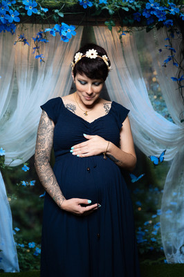 Foto de maternidad en estudio con fondo de bosque en Puerto Rico